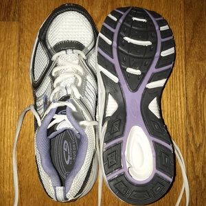 NEVER WORN CHAMPION C9 SNEAKERS